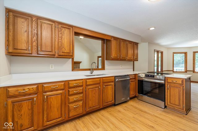 9121 Pinecreek Court, Indianapolis, IN 46256
