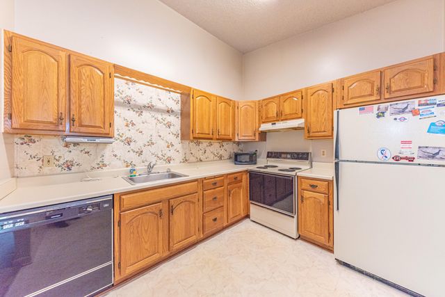 35868 Castlewood Court, Westland, MI 48185