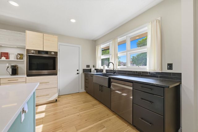 161 S Westview Dr, Andover, KS 67002