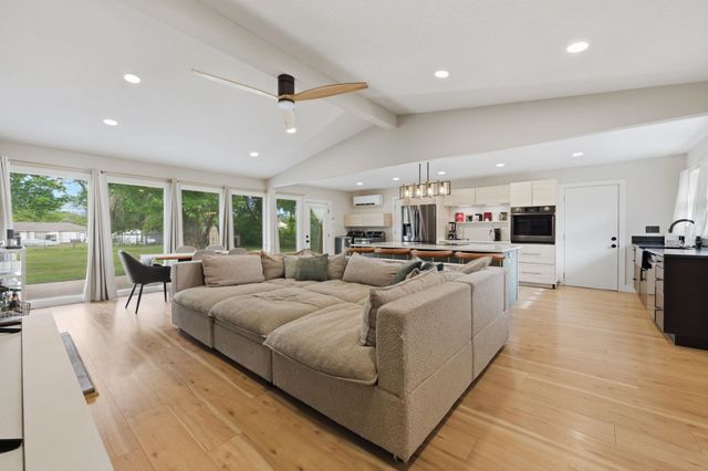 161 S Westview Dr, Andover, KS 67002