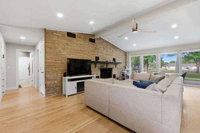 161 S Westview Dr, Andover, KS 67002