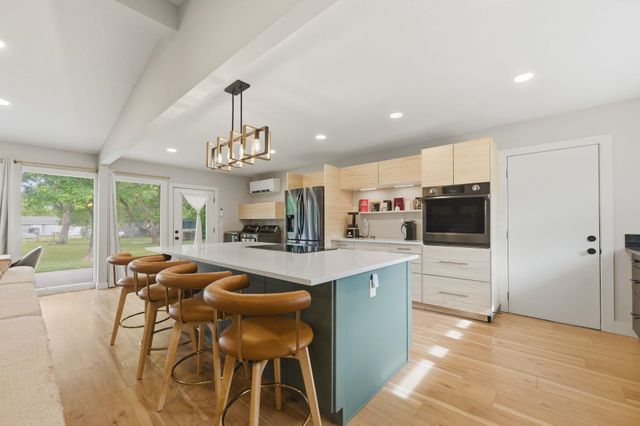 161 S Westview Dr, Andover, KS 67002