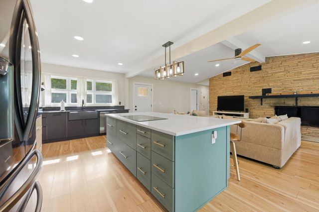 161 S Westview Dr, Andover, KS 67002