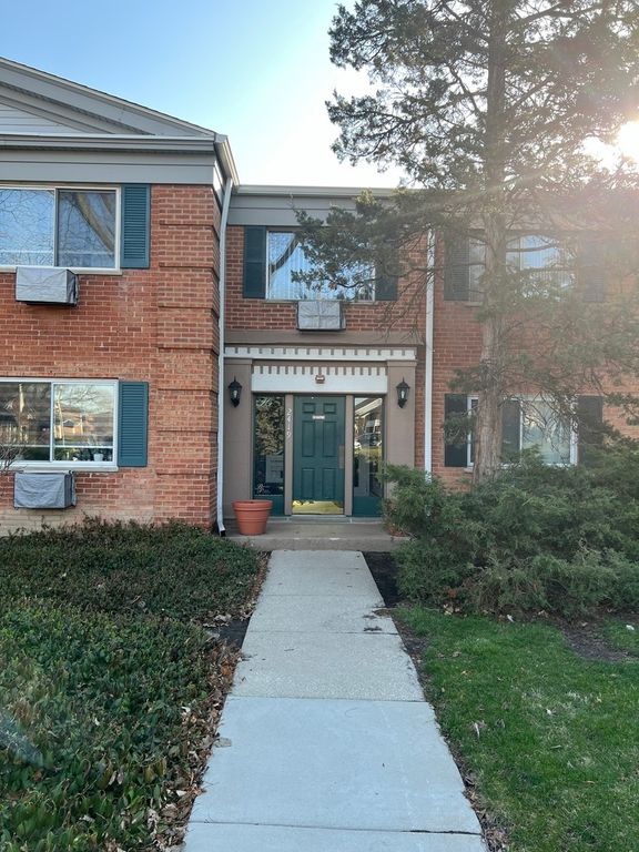 2419 S GOEBBERT Road 210, Arlington Heights, IL 60005
