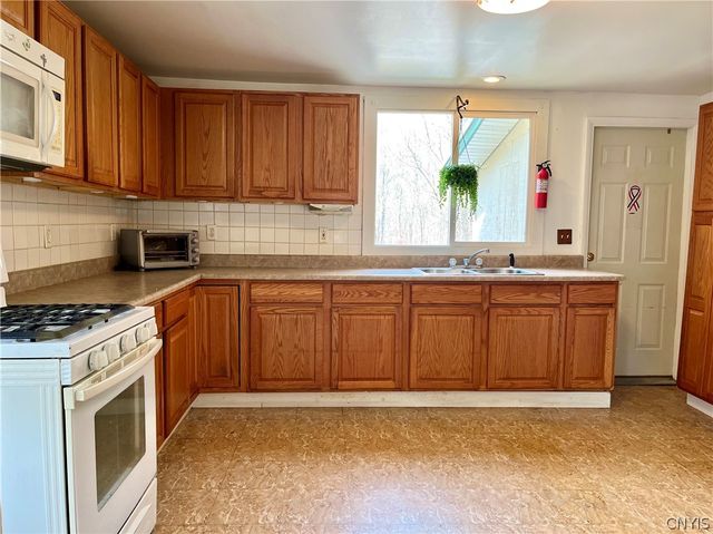 30 Cut Off Road, Granby, NY 13069