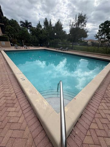 900 NE 195th St 702, Miami, FL 33179