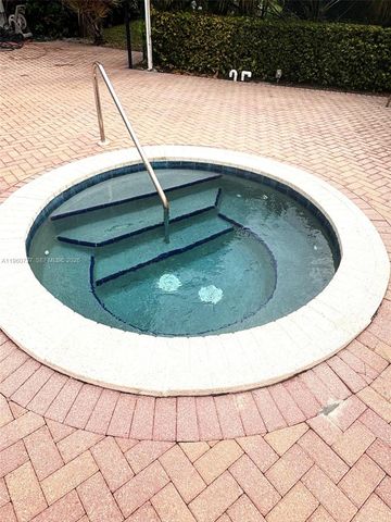 900 NE 195th St 702, Miami, FL 33179