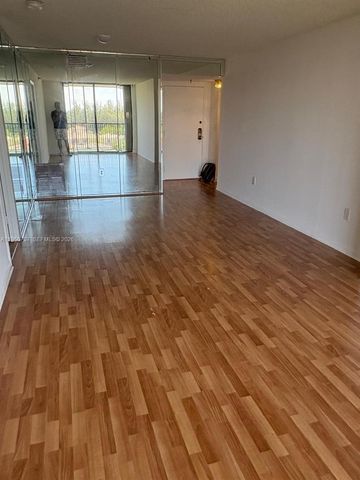 900 NE 195th St 702, Miami, FL 33179