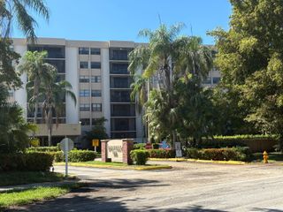 900 NE 195th St 702, Miami, FL 33179