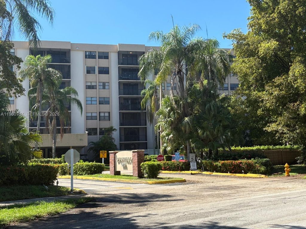 900 NE 195th St 702, Miami, FL 33179