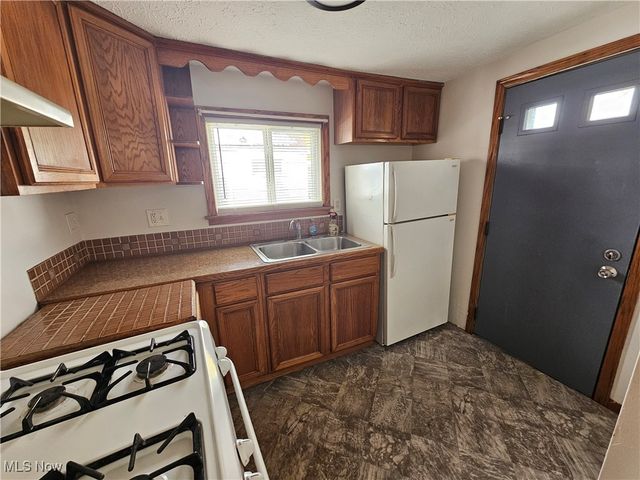 1081 Stratford Street, Barberton, OH 44203