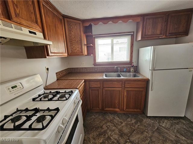 1081 Stratford Street, Barberton, OH 44203