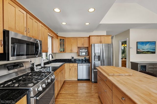 27 S Bertrand Rd, Mount Arlington Boro, NJ 07856