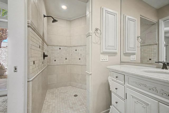 8407 E Del Camino Drive, Scottsdale, AZ 85258