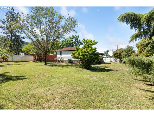 1146 LAURA St, Myrtle Creek, OR 97457
