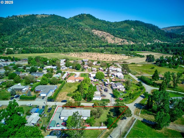 1146 LAURA St, Myrtle Creek, OR 97457