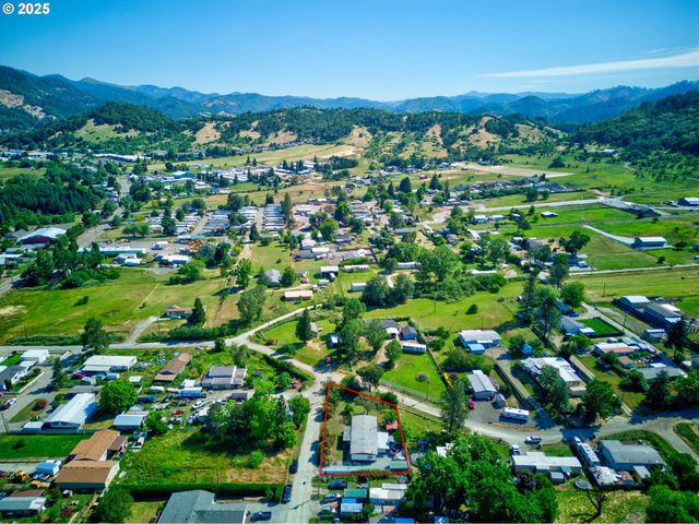 1146 LAURA St, Myrtle Creek, OR 97457