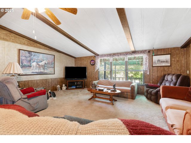 1146 LAURA St, Myrtle Creek, OR 97457