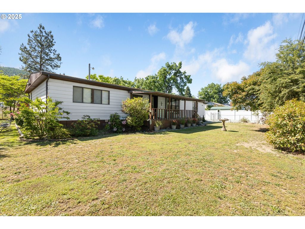 1146 LAURA St, Myrtle Creek, OR 97457