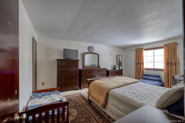 12 Nob Hill Road, Poughkeepsie, NY 12603