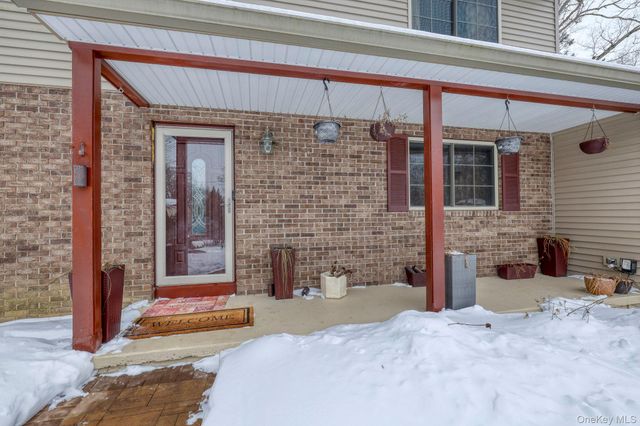 12 Nob Hill Road, Poughkeepsie, NY 12603