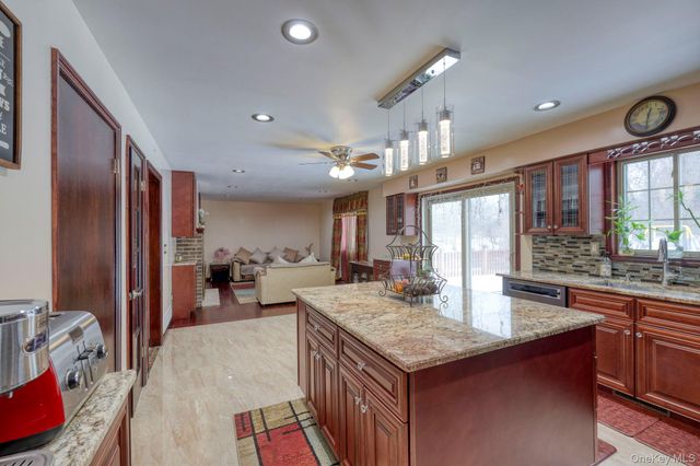 12 Nob Hill Road, Poughkeepsie, NY 12603