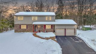 12 Nob Hill Road, Poughkeepsie, NY 12603