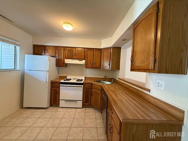 12 Sunflower Court, Edison, NJ 08820