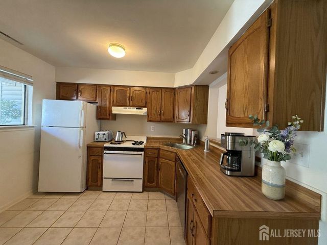 12 Sunflower Court, Edison, NJ 08820