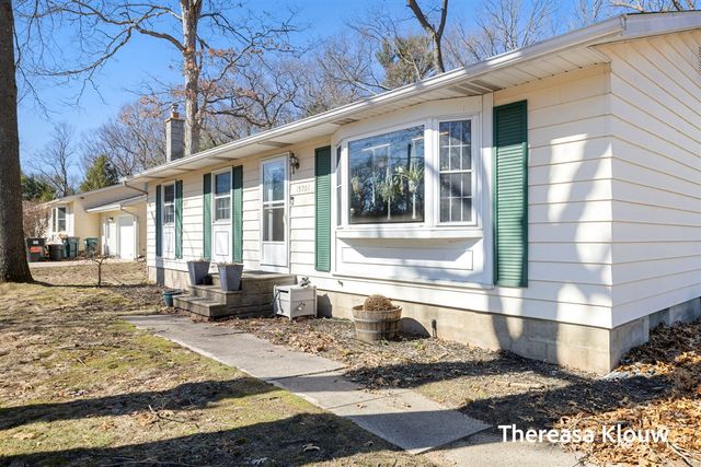 15701 Charles Court, Grand Haven, MI 49417