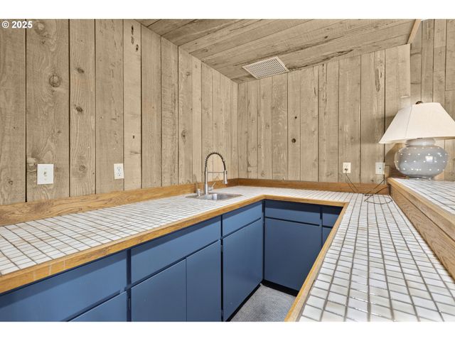 1993 FIRCREST Dr, Eugene, OR 97403