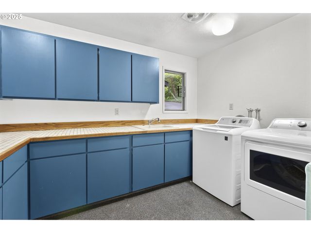 1993 FIRCREST Dr, Eugene, OR 97403