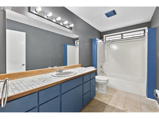 1993 FIRCREST Dr, Eugene, OR 97403