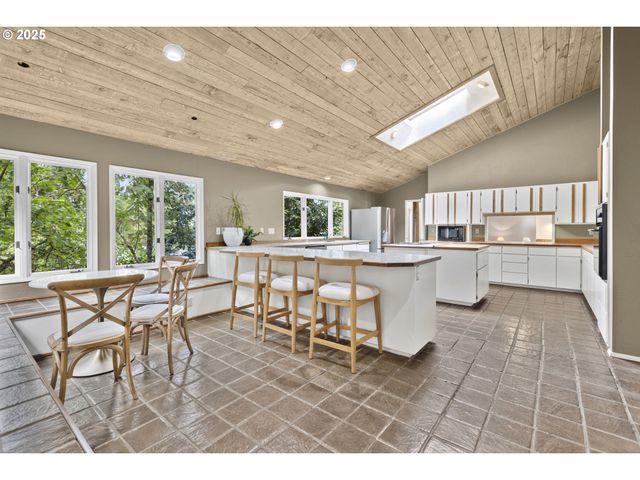 1993 FIRCREST Dr, Eugene, OR 97403