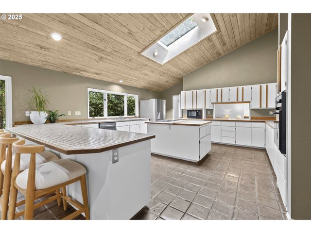 1993 FIRCREST Dr, Eugene, OR 97403