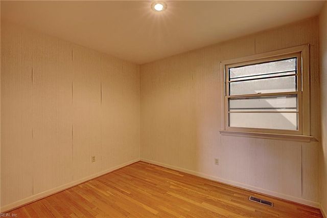 6 Karen DR, Newport News, VA 23608