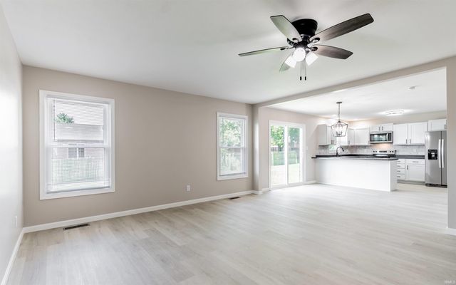 8833 Idaho Drive, Newburgh, IN 47630