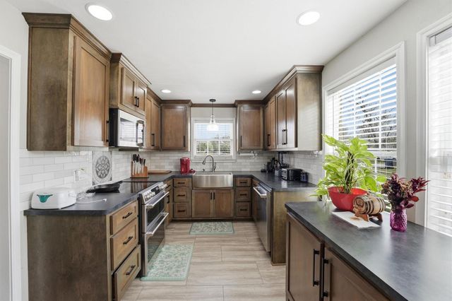 403 S Velasco Street, Angleton, TX 77515