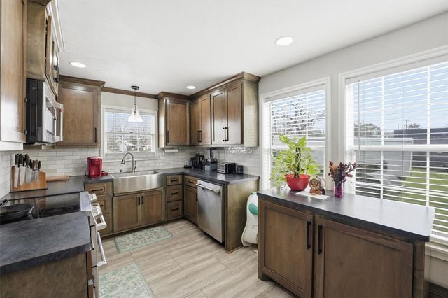 403 S Velasco Street, Angleton, TX 77515