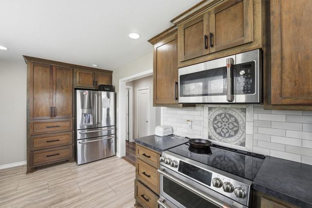 403 S Velasco Street, Angleton, TX 77515