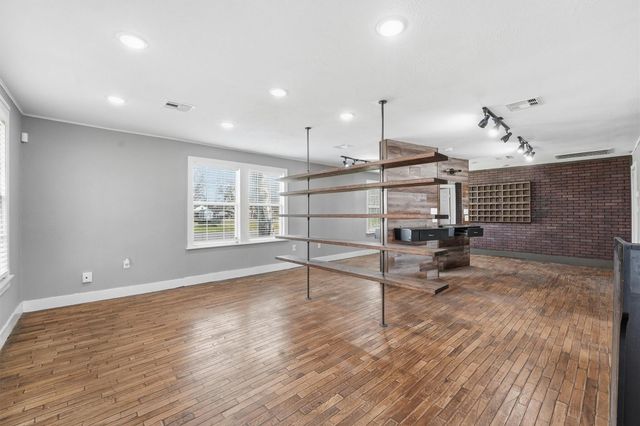 403 S Velasco Street, Angleton, TX 77515