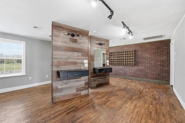 403 S Velasco Street, Angleton, TX 77515