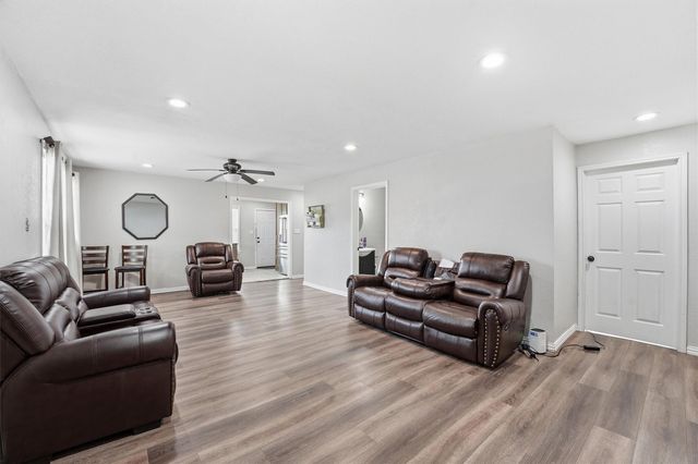 403 S Velasco Street, Angleton, TX 77515