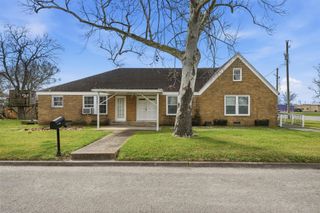 403 S Velasco Street, Angleton, TX 77515