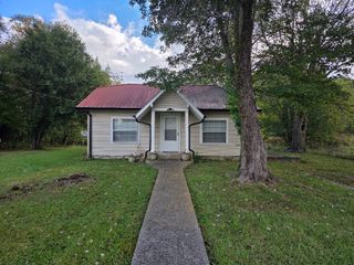 2010 Old Hwy 31 E, Westmoreland, TN 37186