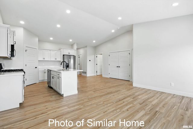 559 N 4TH Avenue, Eldridge, IA 52748