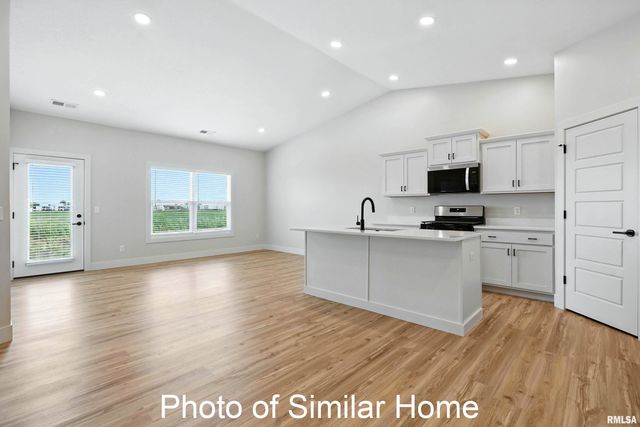 559 N 4TH Avenue, Eldridge, IA 52748