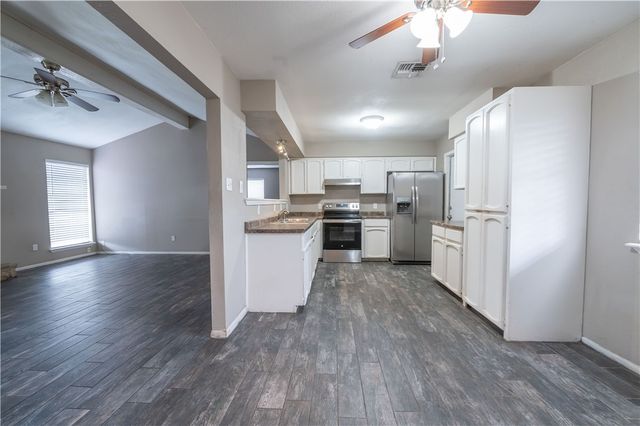 910 Red Start Cir, Corpus Christi, TX 78418