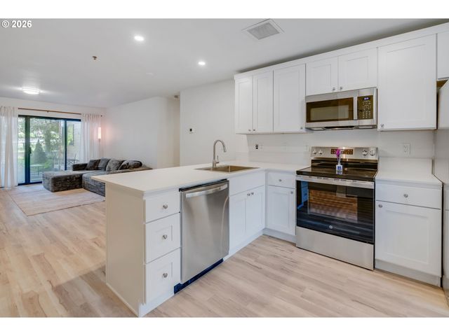 730 Nw NAITO Pkwy E10, Portland, OR 97209