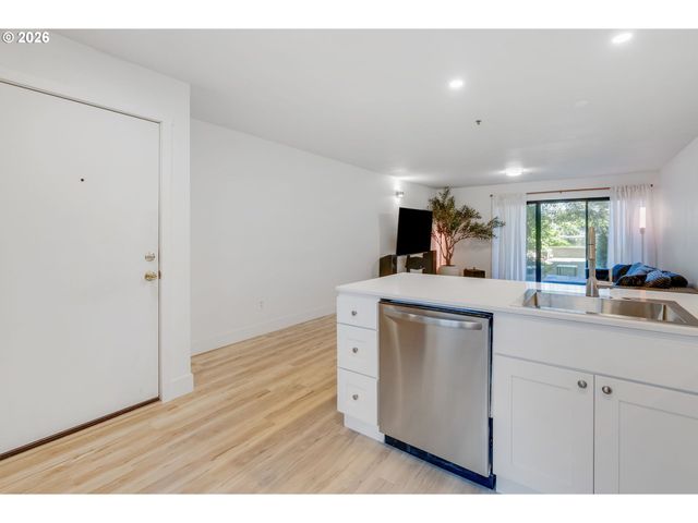 730 Nw NAITO Pkwy E10, Portland, OR 97209